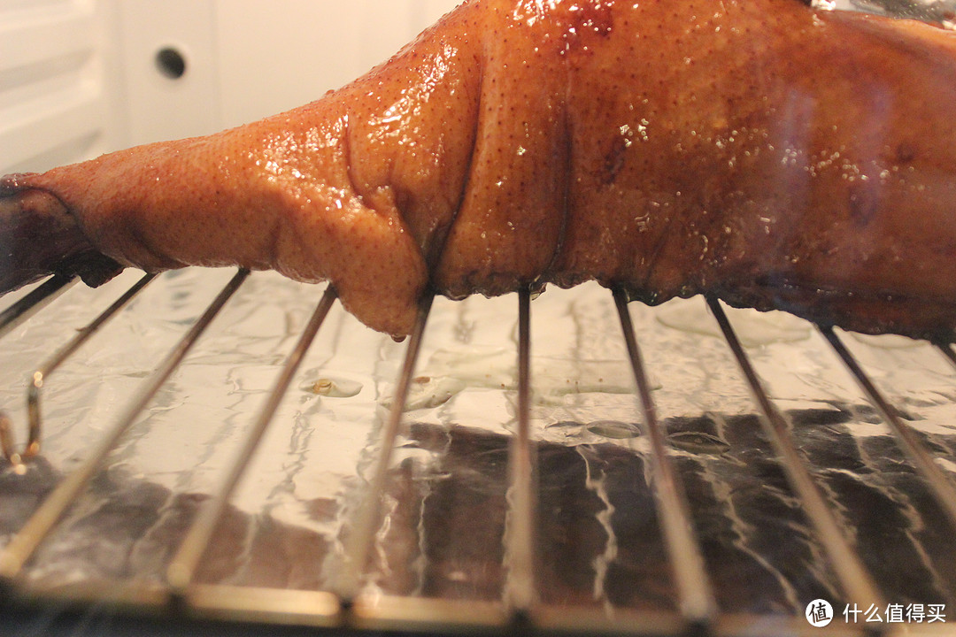如何用烤箱制作酥香多汁的家庭版脆皮烤鸭