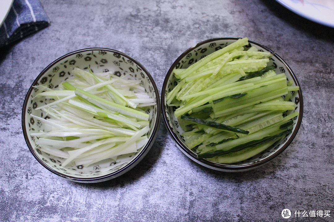 如何用烤箱制作酥香多汁的家庭版脆皮烤鸭