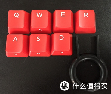 ▲赠品就是几个红色键帽和一个拔键器，拔键器和一代XT 一样是塑料的，不是钢丝的，不高端。O(∩_∩)O~增送键帽是ABS的，红色也比较显眼，办公室用不合适，就丢到一边了。
