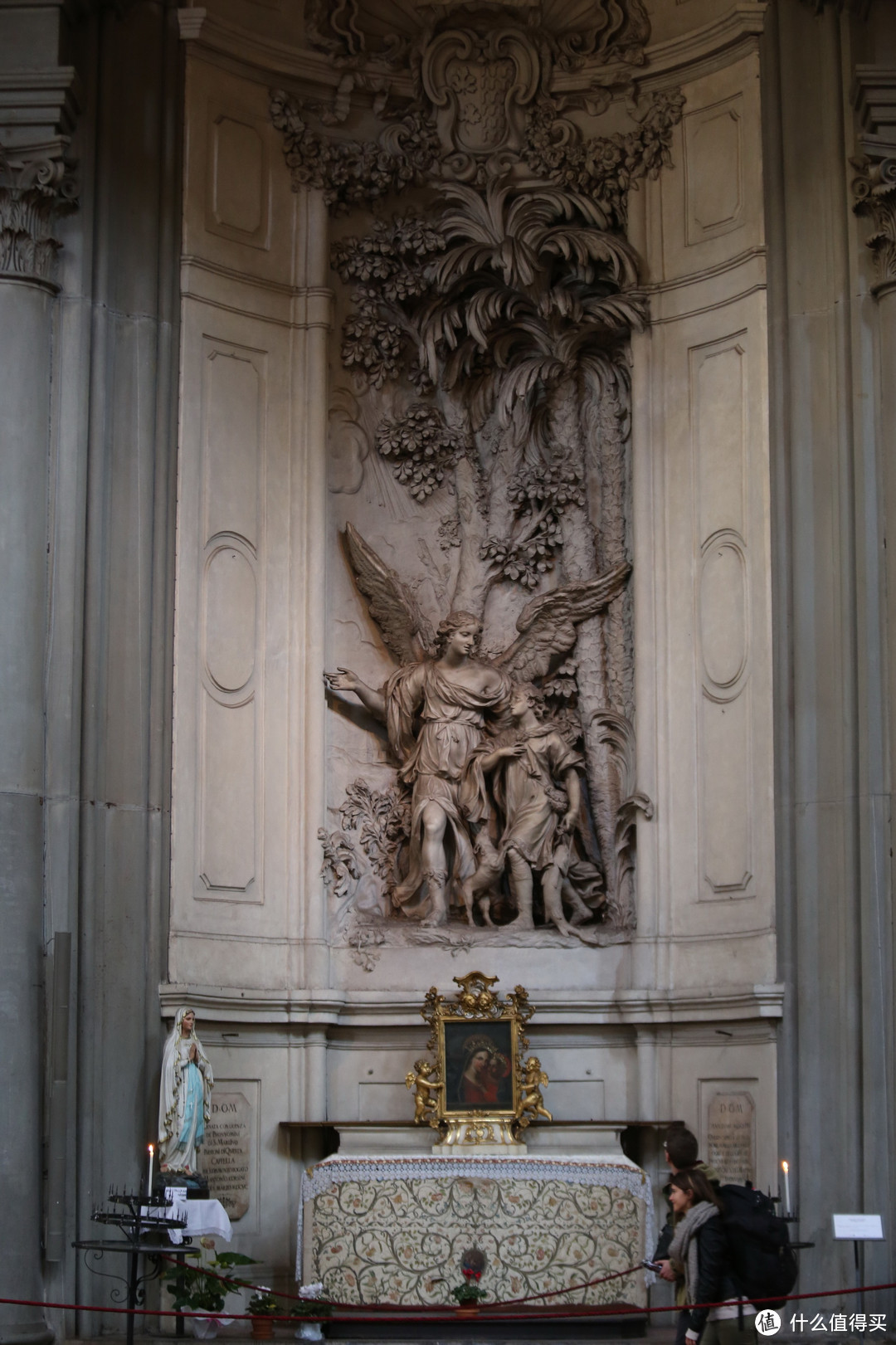 从圣灵教堂出来,顺着街道往东走,就是一排气势非凡的大屋——皮蒂宫.