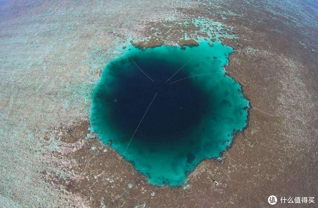晋卿岛礁盘上有地球上最深的蓝洞，深达300米，即100层楼高。