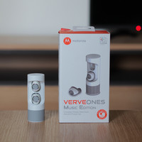 摩托罗拉 Verve ones ME运动无线蓝牙耳机外观展示(触点|尺寸|充电灯|硅胶套)