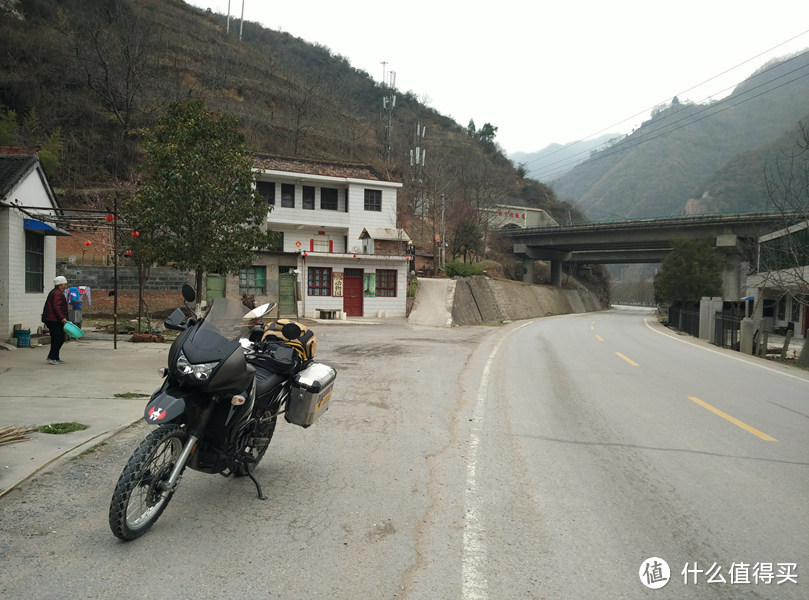 翻越千山历尽磨难，只为牵回你这匹黑骏马