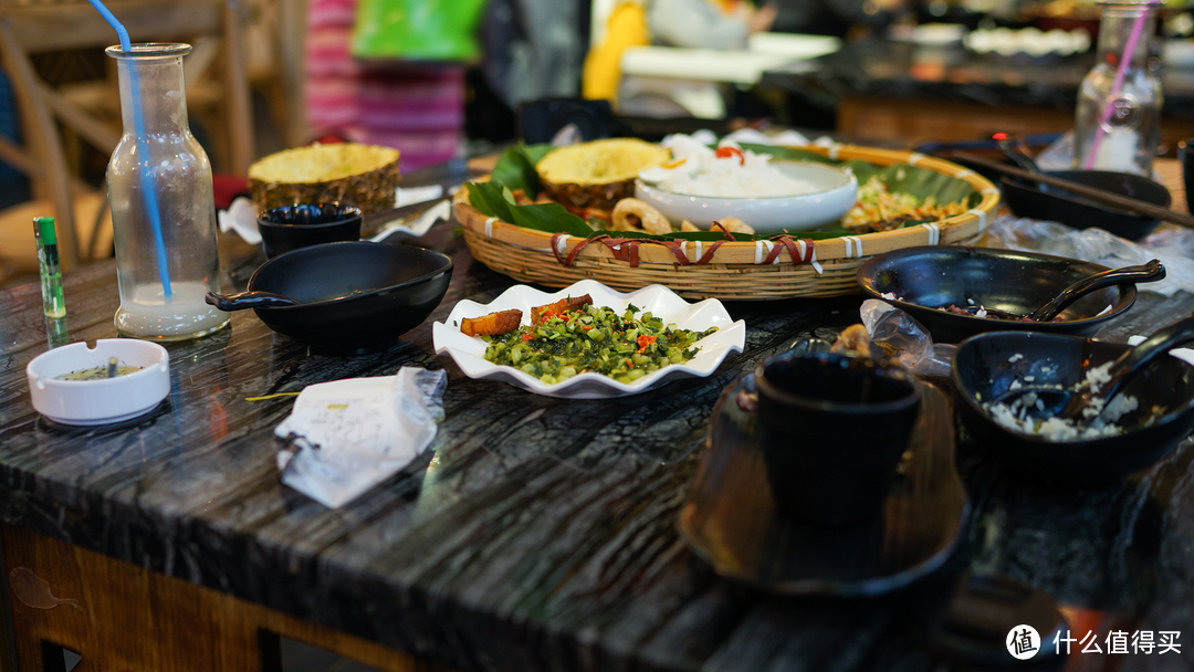 #热征##地域美食展#我钟爱的云南美食：鲜花过桥米线、木瓜水和傣味手抓饭