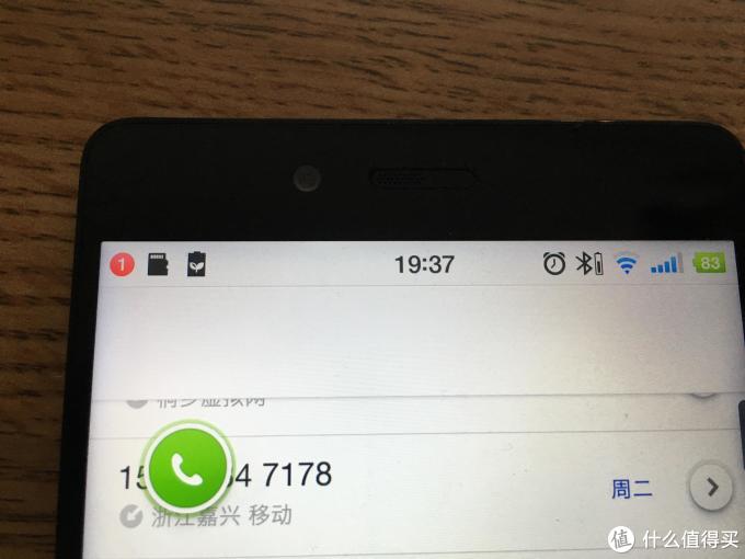 一般么,电话接通,在通话中,主屏都是在通话界面,iphone 么除非你劝创