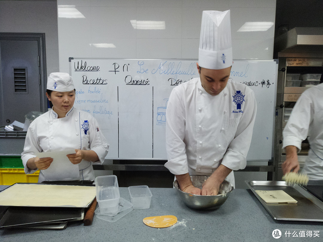 面团只需要揉匀即可，不需要揉到光滑