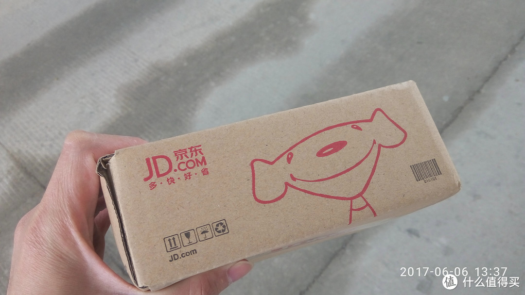 京东现在手机包装统一为纸箱包装，外面不再有塑料袋封装