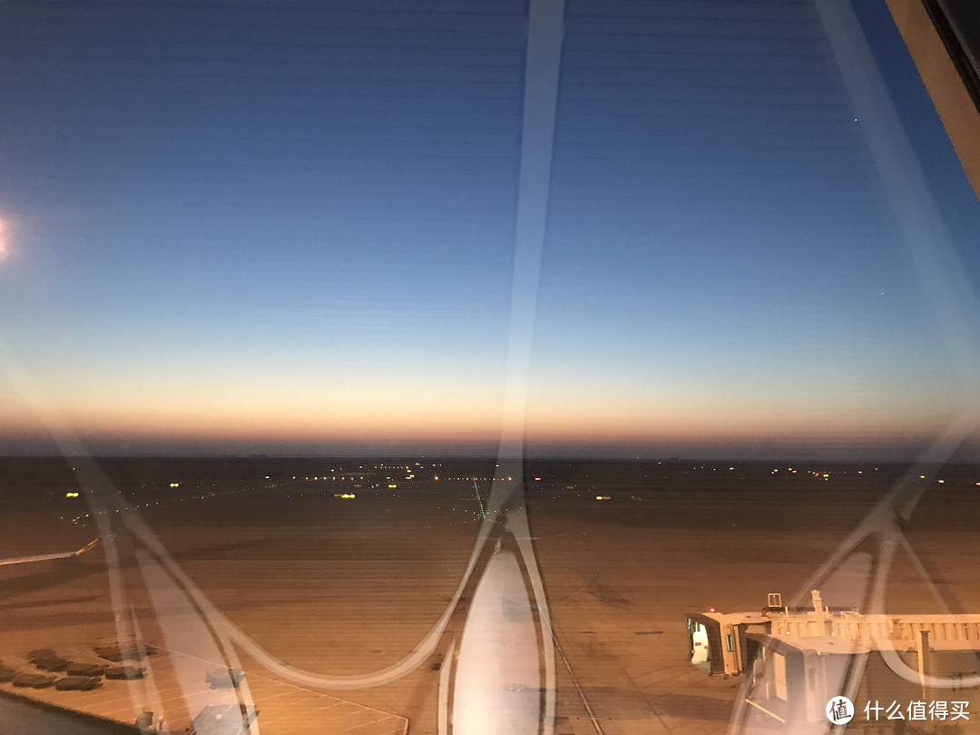 浦东国际机场候机，这样看日出也很美
