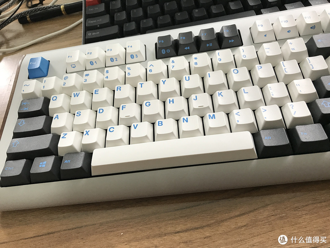 一口气收揽两个带木头的电子产品 — 定制键盘GMK Uniqey Q100和 LUXURY&PRECISION 乐彼 L3pro