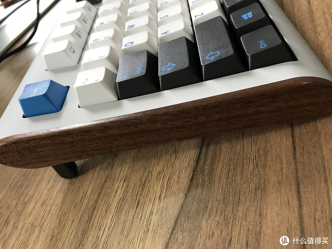 一口气收揽两个带木头的电子产品 — 定制键盘GMK Uniqey Q100和 LUXURY&PRECISION 乐彼 L3pro