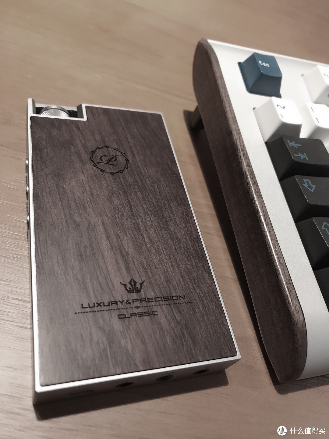 一口气收揽两个带木头的电子产品 — 定制键盘GMK Uniqey Q100和 LUXURY&PRECISION 乐彼 L3pro