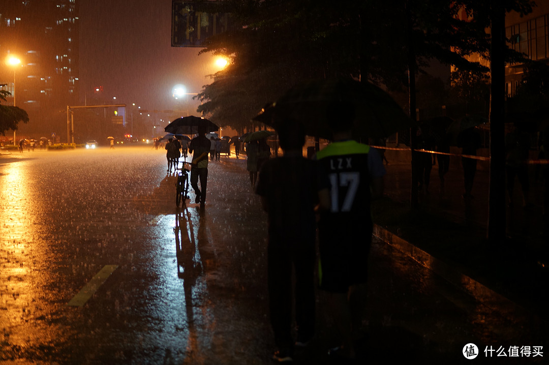 雨夜的马路