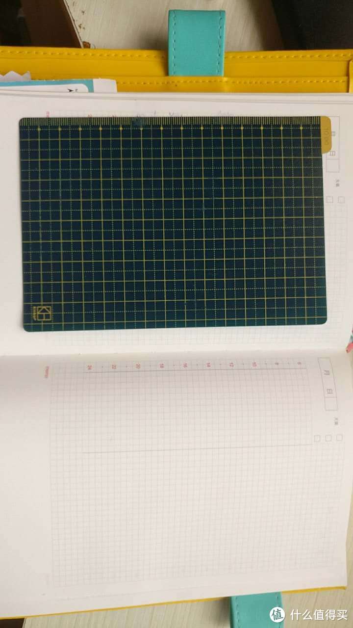 最妙的是大小。一般日记本是A6和A5，这个比A6垫板稍大。