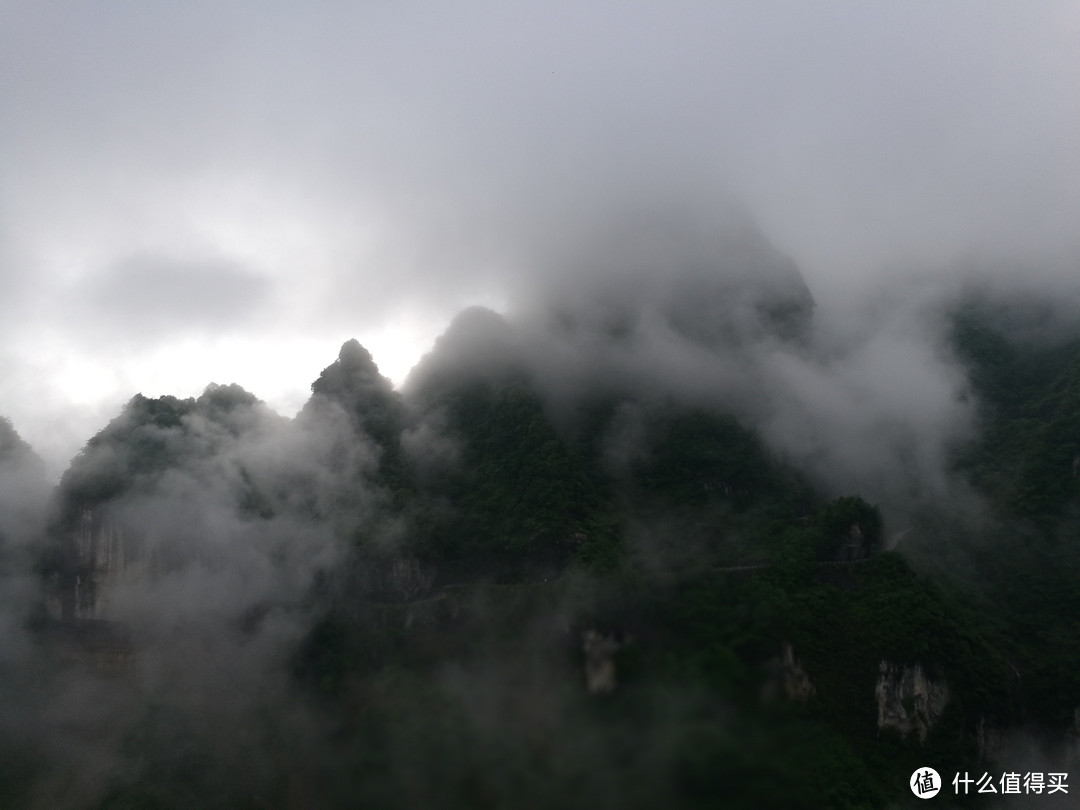 在索道上可以看见云雾缭绕的山峰