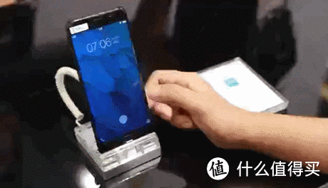 小米激光投影电视9999元开售 手机隐藏式指纹识别技术来了！