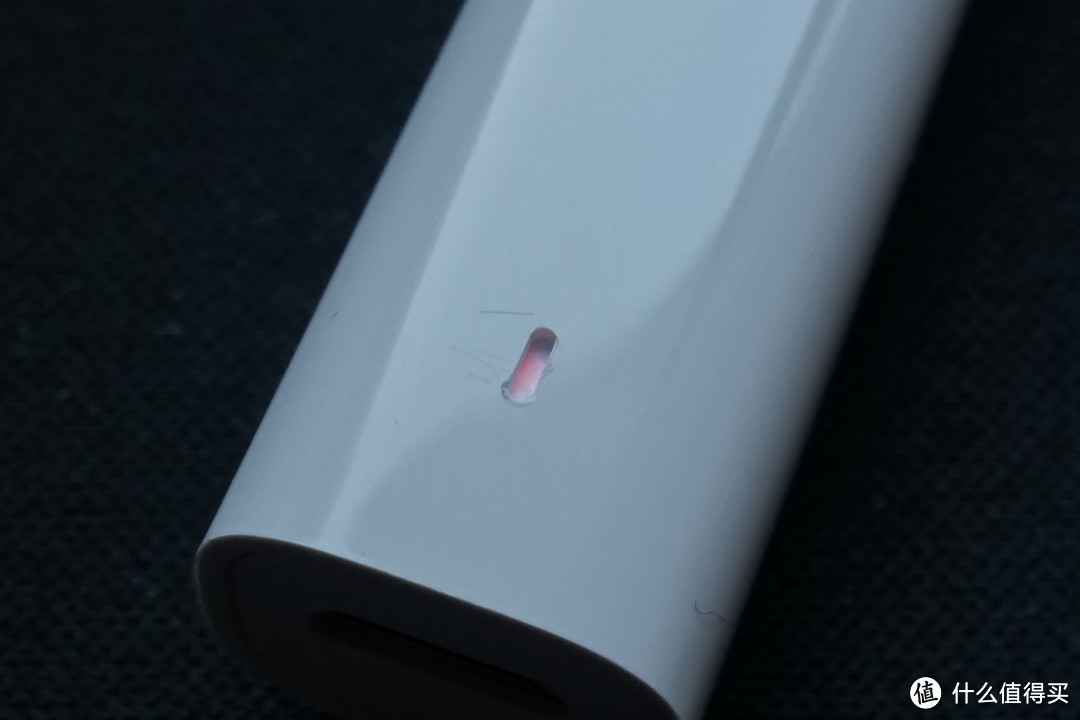 我收到的产品有瑕疵:呼吸灯附近有明显划痕,且开口开模有问题 我收到的产品有瑕疵:呼吸灯附近有明显划痕,且开口开模有问题