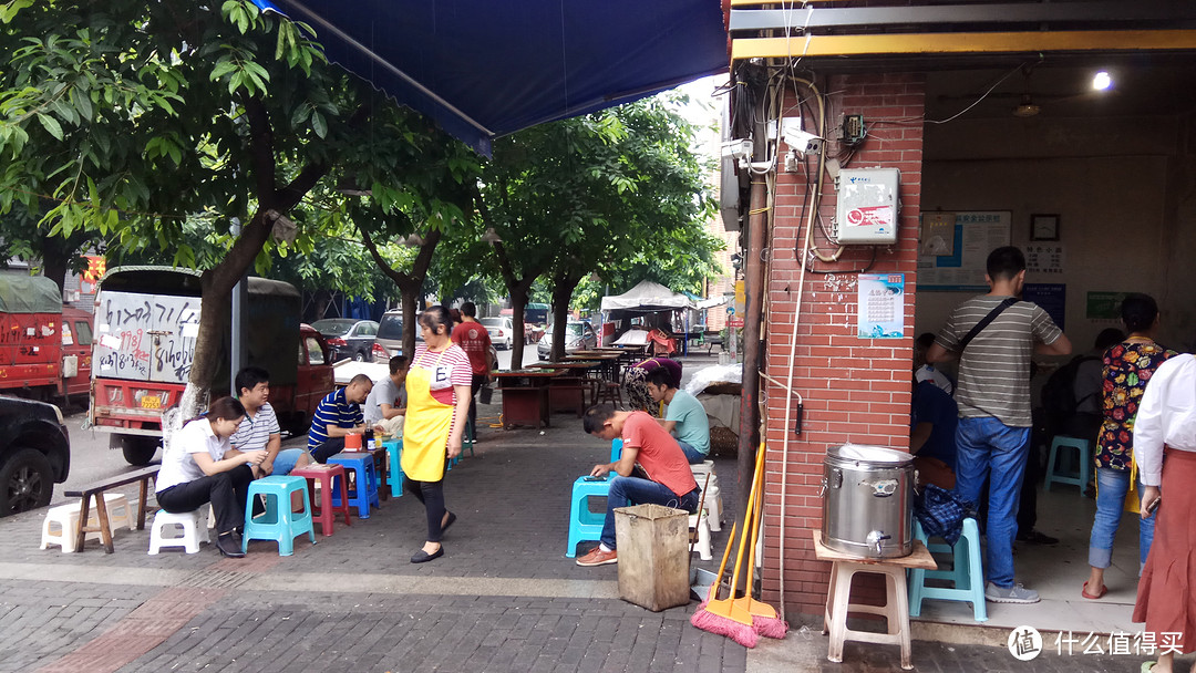 所谓板凳面，就是用一个高凳当餐桌，一个矮凳用来坐，节约地方