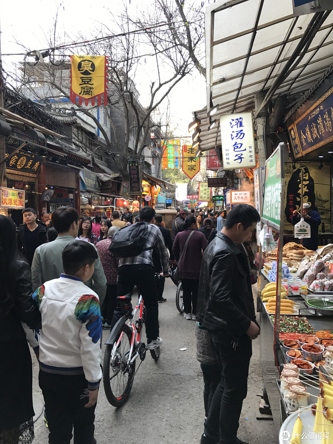 很甜  然后就没什么味道了 然后吃货们开动啦这可是回民街附近的三大