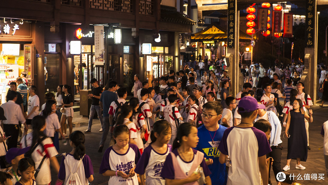 各种小学生...诶？！你们不是应该宅在家里撸亡者农药么？