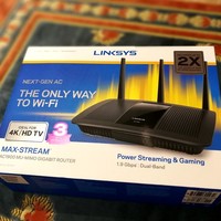 领势 EA7500 AC1900 双频无线路由器外观展示(散热孔|天线)