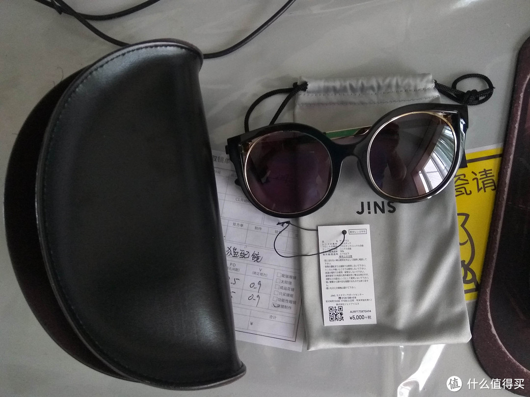 LD喜欢的太阳镜，一个很大的眼镜盒，还有送一个眼镜袋