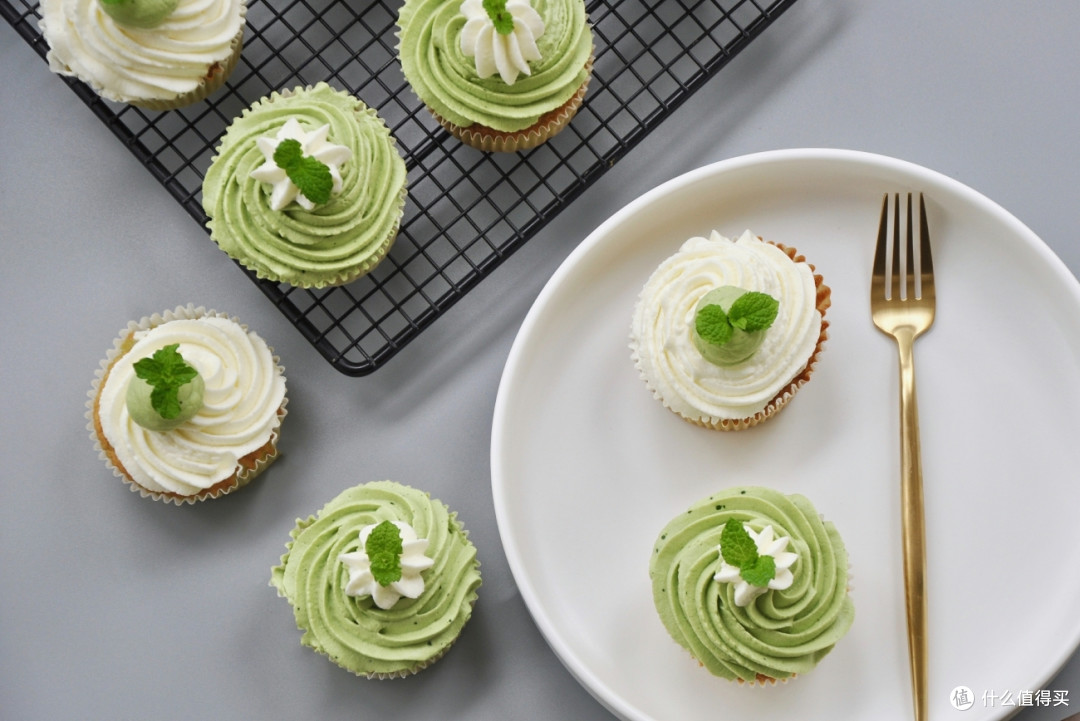 freesiaa made 篇四十八:【视频】小清新～抹茶杯子蛋糕(分蛋海绵蛋糕