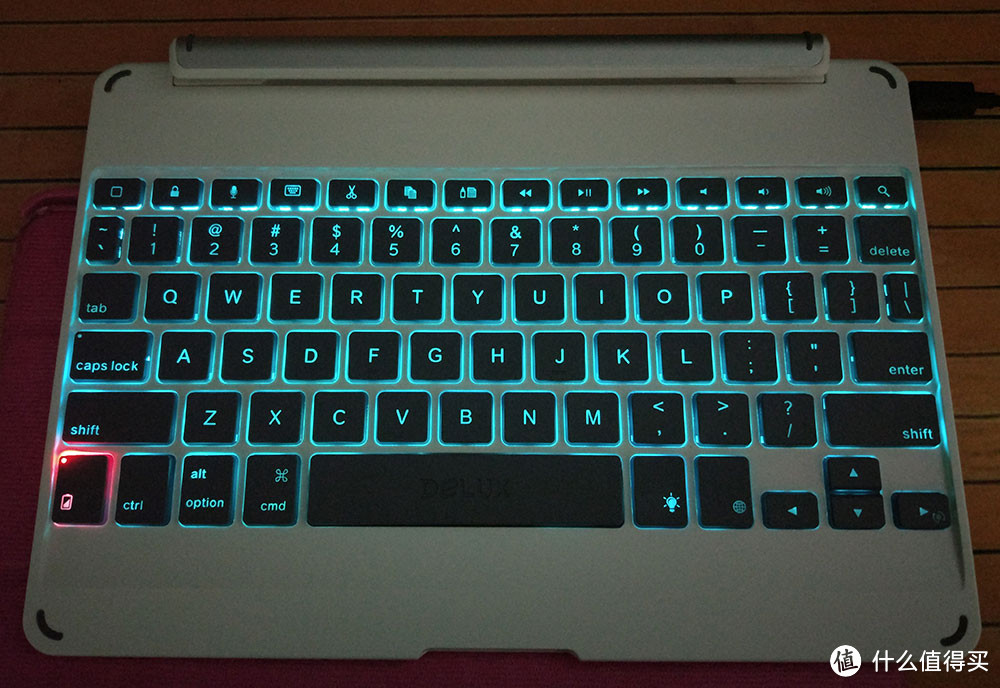 自己组台10寸的Macbook — APPLE 苹果 IPAD AIR+多彩 DELUX 小i无线蓝牙迷你键盘