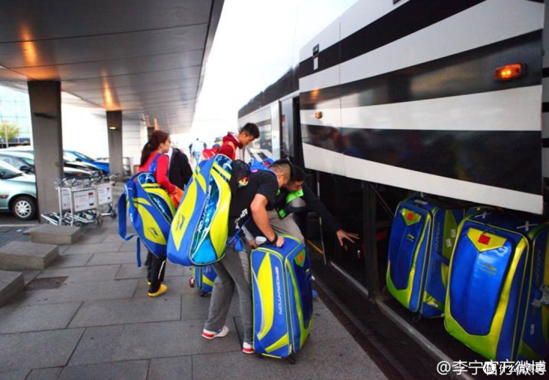 不完美进化:LI-NING 李宁 ABJJ058-1 羽毛球包+真人兽
