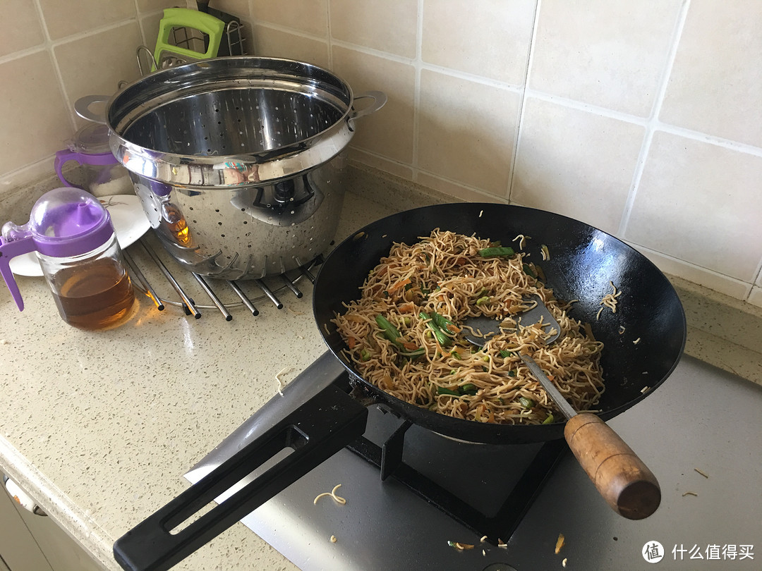 酷热夏季周末的美味午餐：炒面+红豆薏米汤