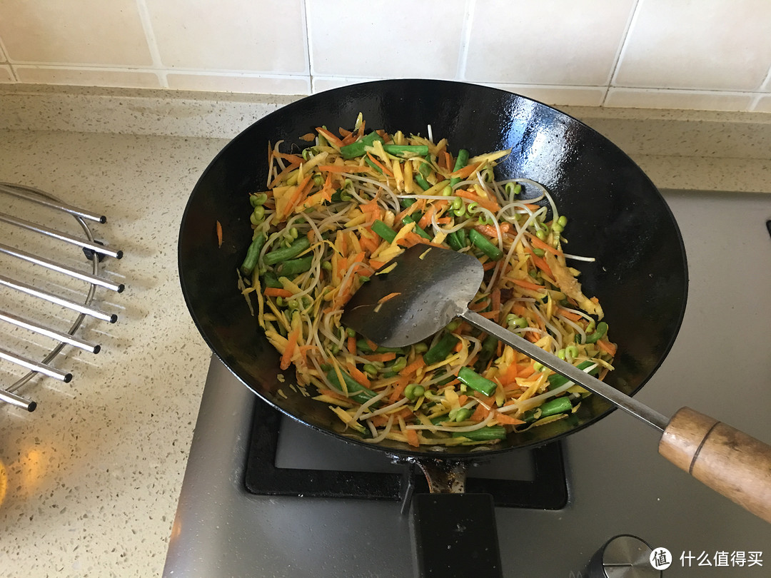 酷热夏季周末的美味午餐：炒面+红豆薏米汤