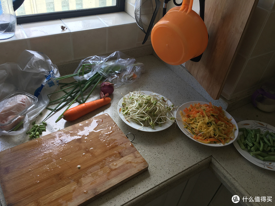 酷热夏季周末的美味午餐：炒面+红豆薏米汤