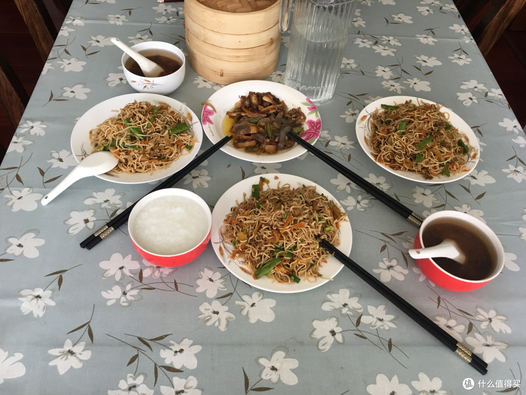 酷热夏季周末的美味午餐:炒面+红豆薏米汤