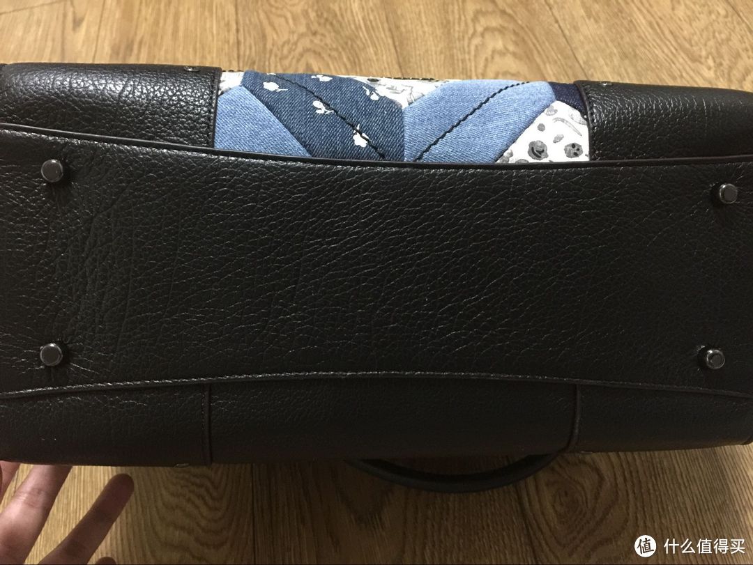 6pm入手COACH 蔻驰 Canyon Quilt Denim Mercer 30 女士真皮单肩包，颇有点中看不中用