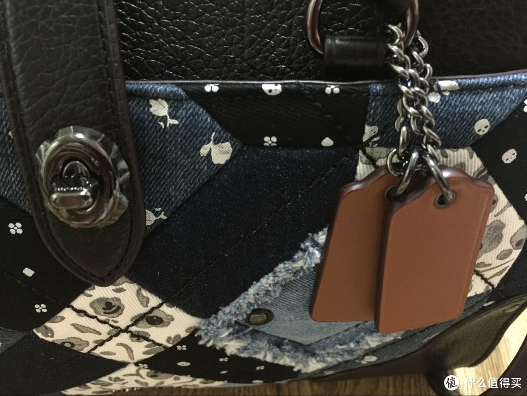 6pm入手COACH 蔻驰 Canyon Quilt Denim Mercer 30 女士真皮单肩包，颇有点中看不中用