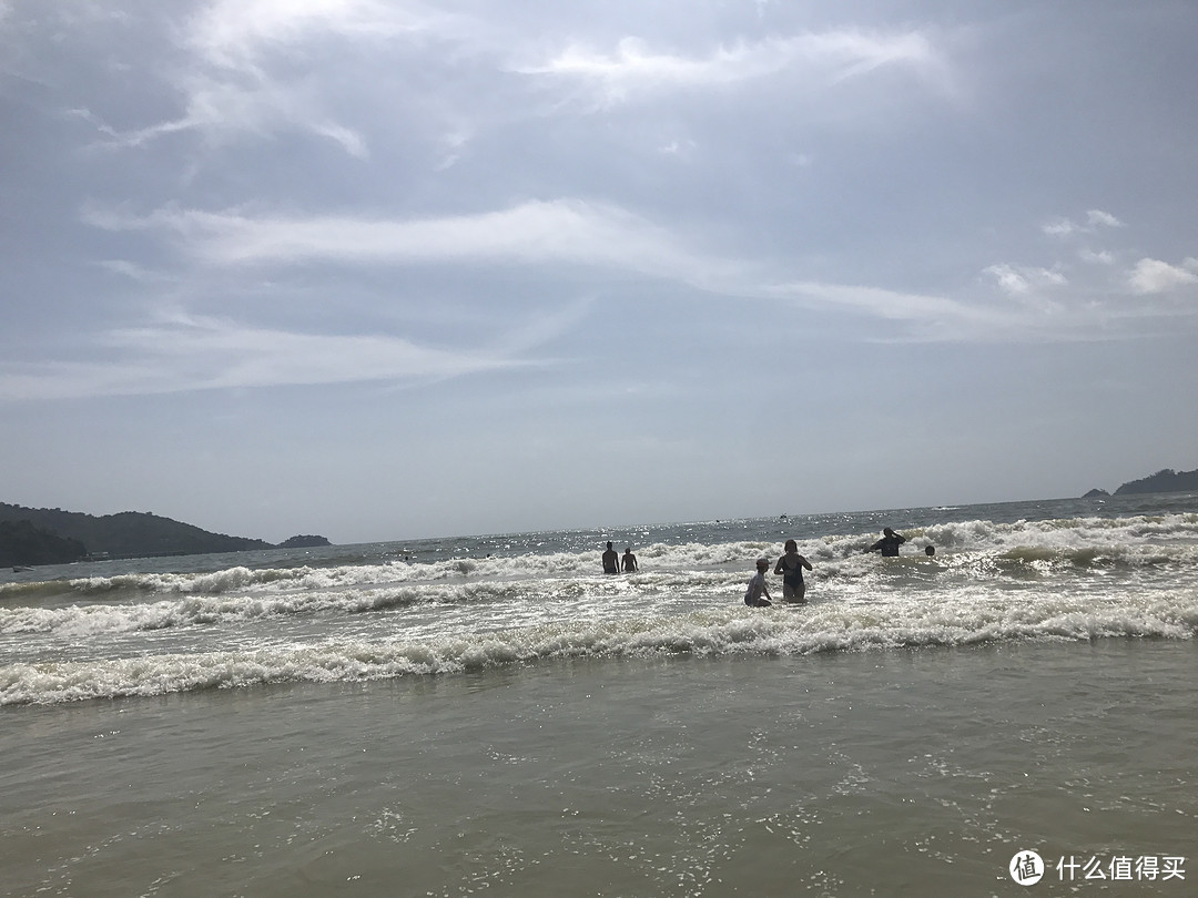 芭东海滩浪很大，也没啥好玩的