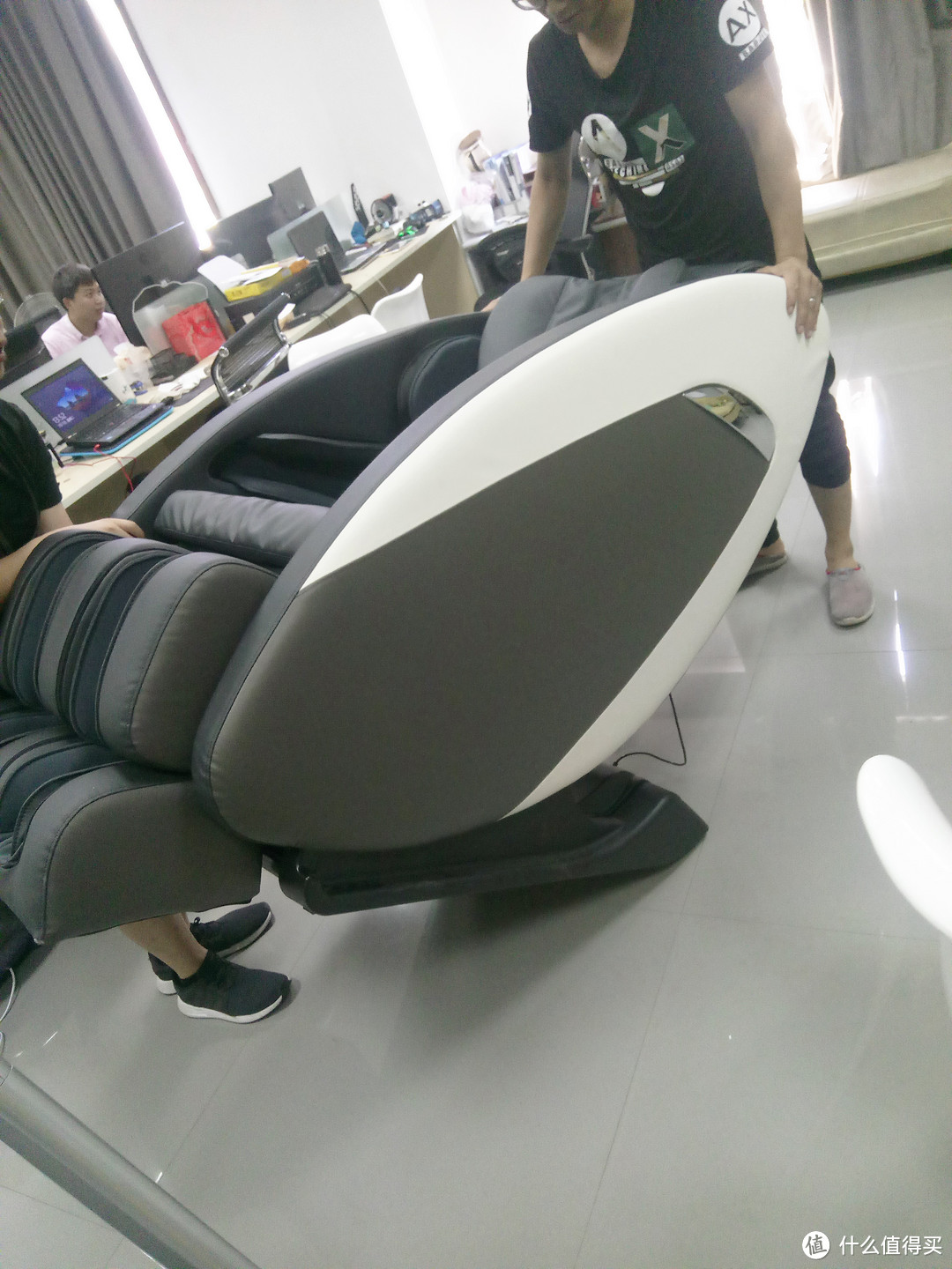 #原创新人#来自办公室的马杀鸡福利,合适我要买台放在家 辉叶 R8 按摩椅 使用体验