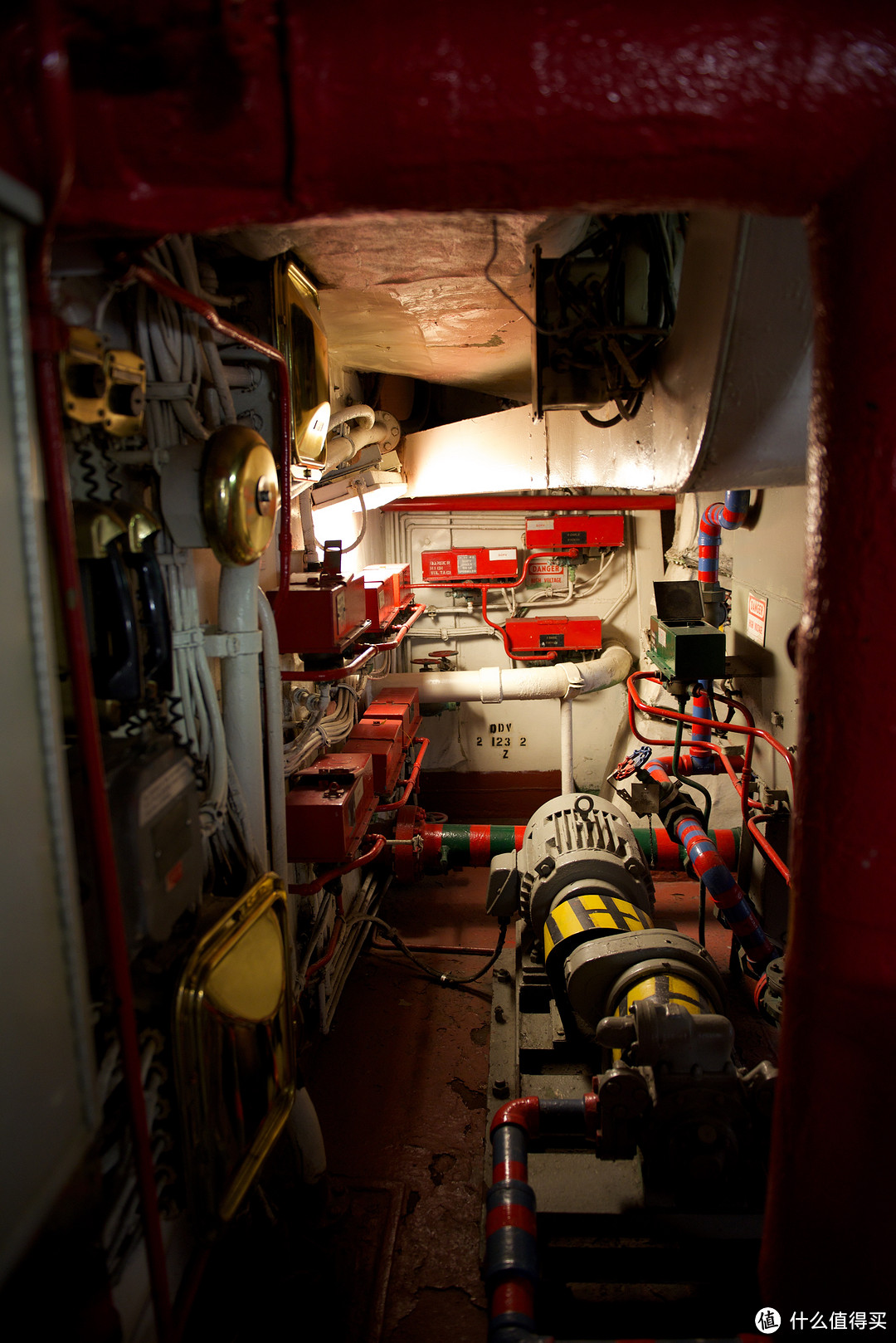 星型气缸的内部,并体验了电子战飞机的座舱,然后陆续参观锚链舱和船尾