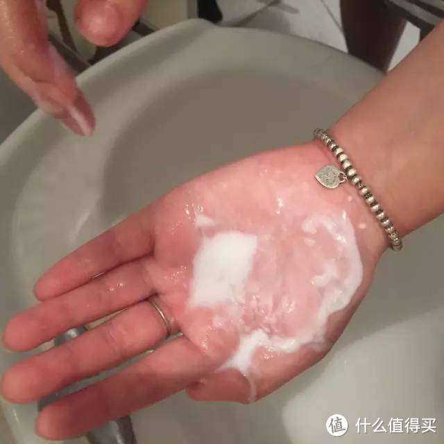 用免费拿的卸妆品给男友卸妆是一种怎样体验