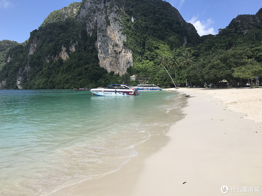 通往酒店的海滩