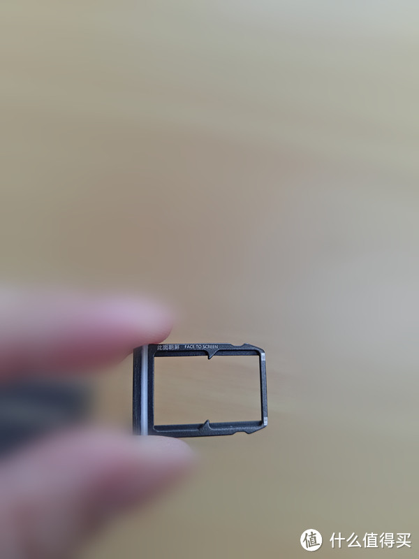 双Nano SIM卡槽的设计，因而不支持TF卡扩展