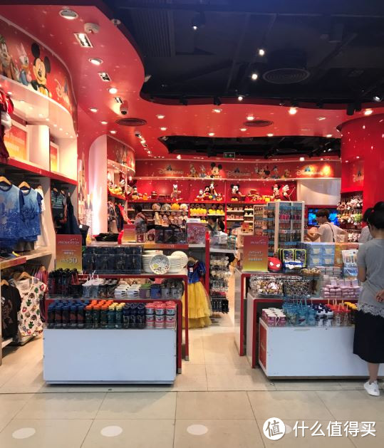 T2航站楼有一家迪士尼商店，不用去香港迪士尼也可以买到周边