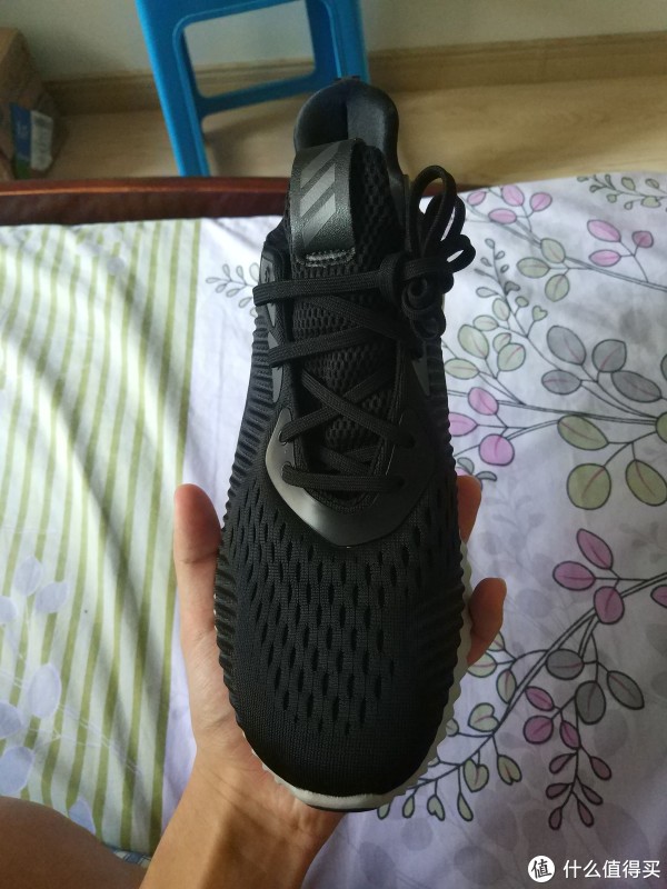 正面类似于nike家的飞织，不过根据经验来看透气会一般。