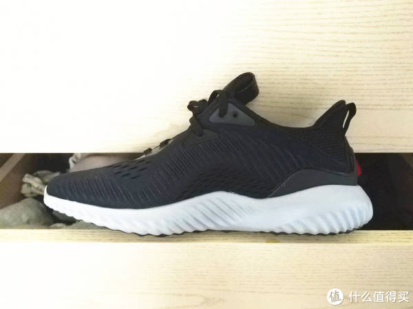 鞋子中底跟侧面鞋面是褶皱的处理，很有特点。