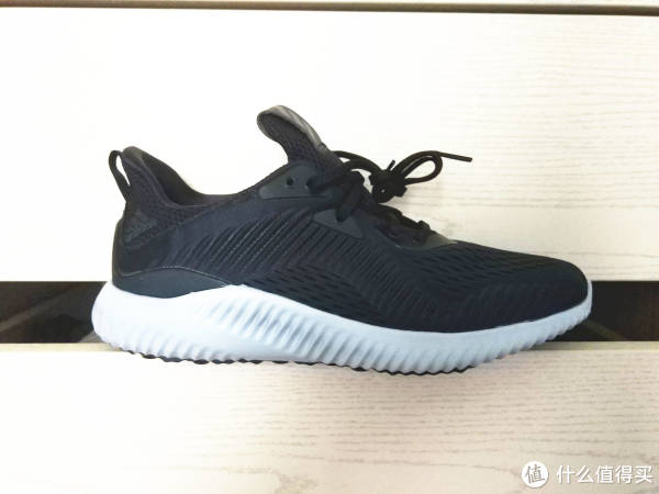 后跟处打印alphabounce字样，表明身份及缓震技术