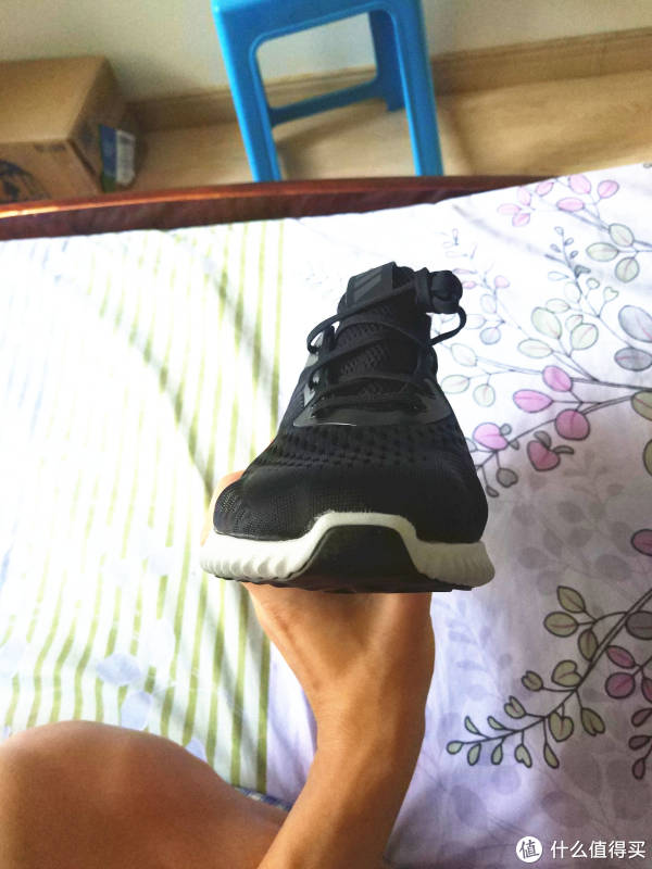 正面鞋底上包，有保护脚趾的功能。