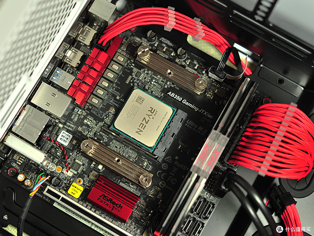 由于这款gtx1050有外接供电,所以还是有电源线的.