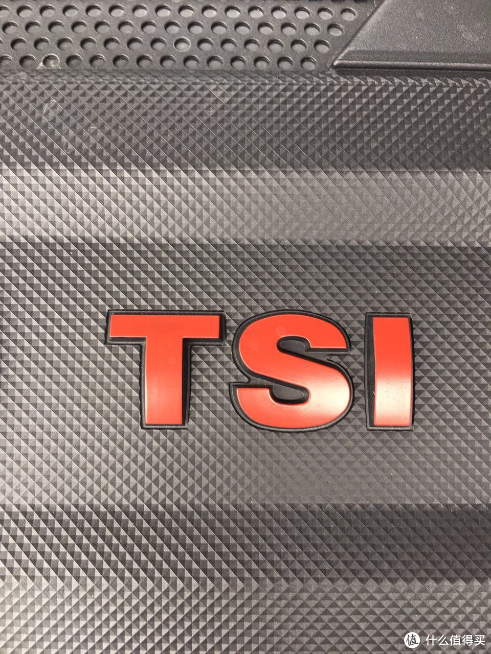 发动机盖板红色TSI，GTI特有