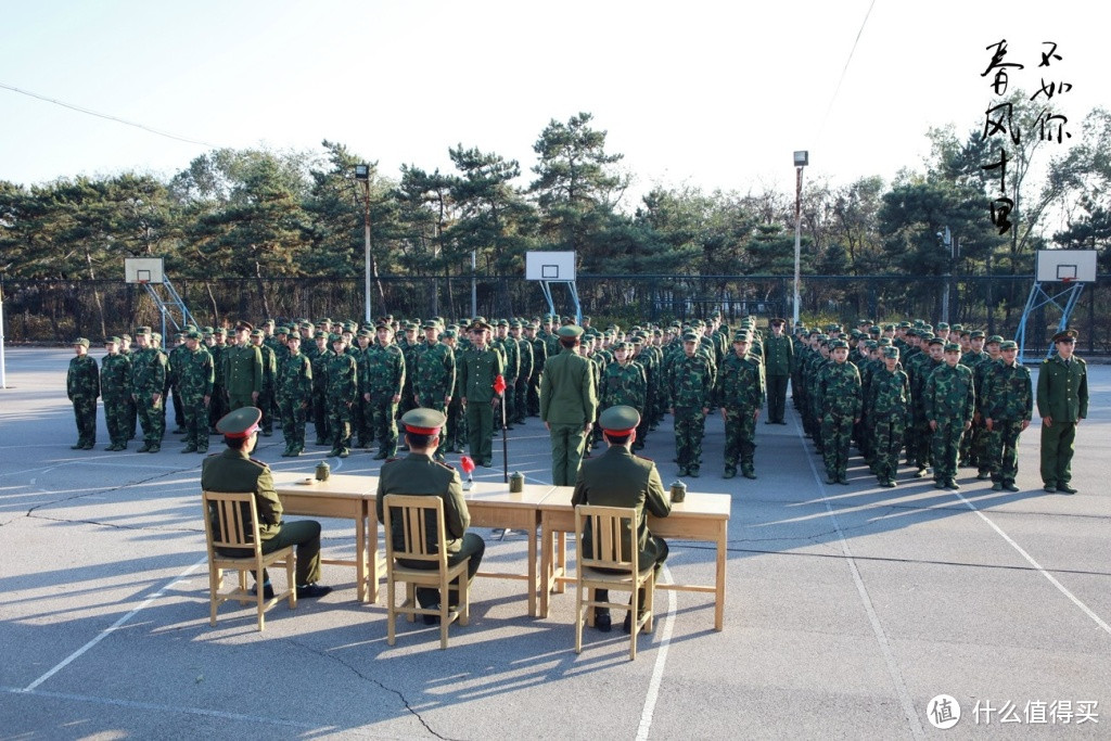 忆往昔，军训艰苦晒黑变土；看今朝，全面防护开学不哭