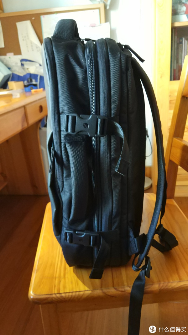 收紧的情况下侧面不算很厚(我已经放进去了一台15英寸笔记本) 收紧的情况下侧面不算很厚(我已经放进去了一台15英寸笔记本)