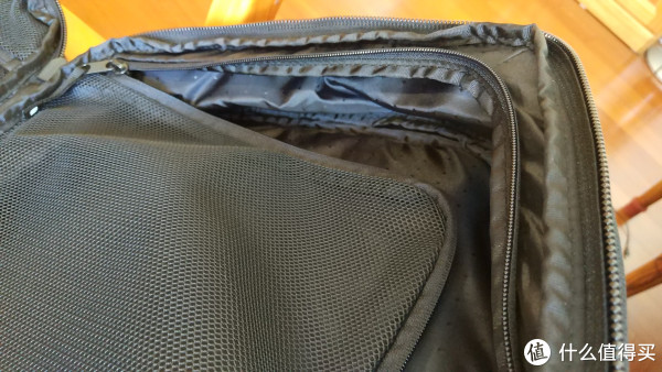 装点衣服什么的不在话下,但是拉开之后整个包背在背上有点傻的 装点衣服什么的不在话下,但是拉开之后整个包背在背上有点傻的